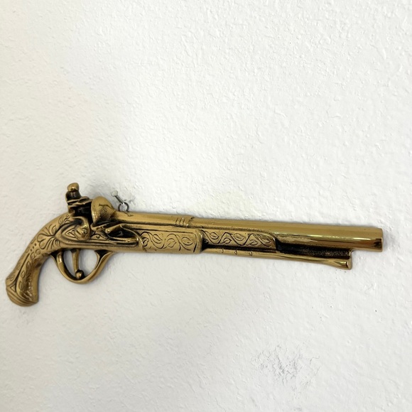 VINTAGE brass pistol wall hanging - Picture 3 of 5